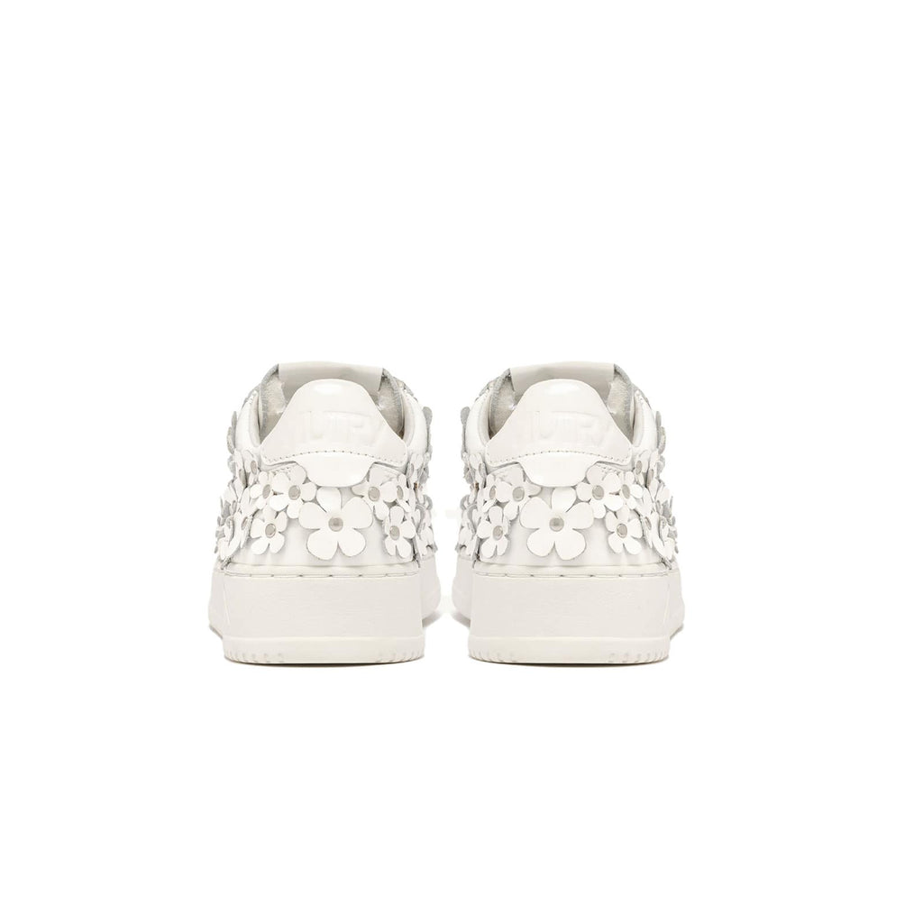 sneakers autry medalist femmes à fleurs blanches en relief vues de l'arrière