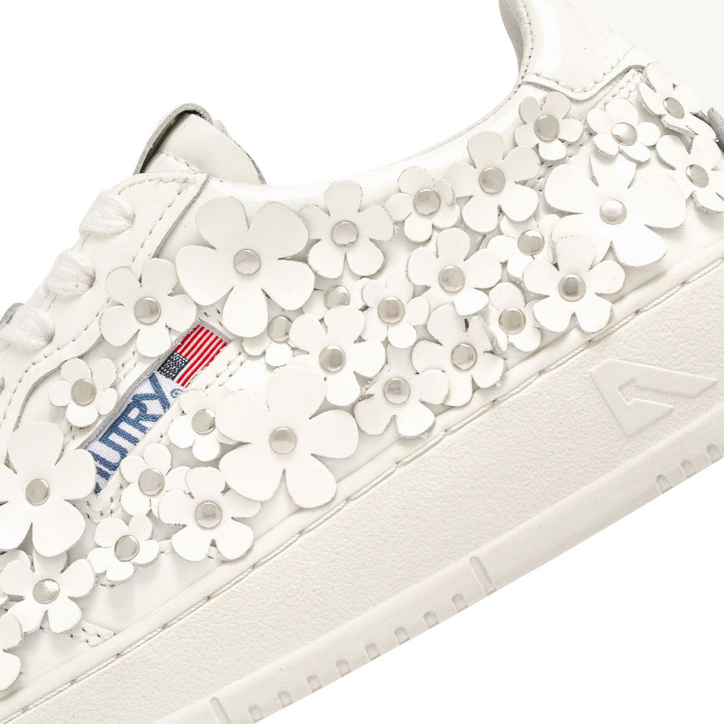 sneakers autry medalist femmes à fleurs blanches en relief vues de près