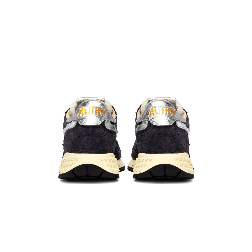 baskets autry femmes noires et argentées vues de l'arrière