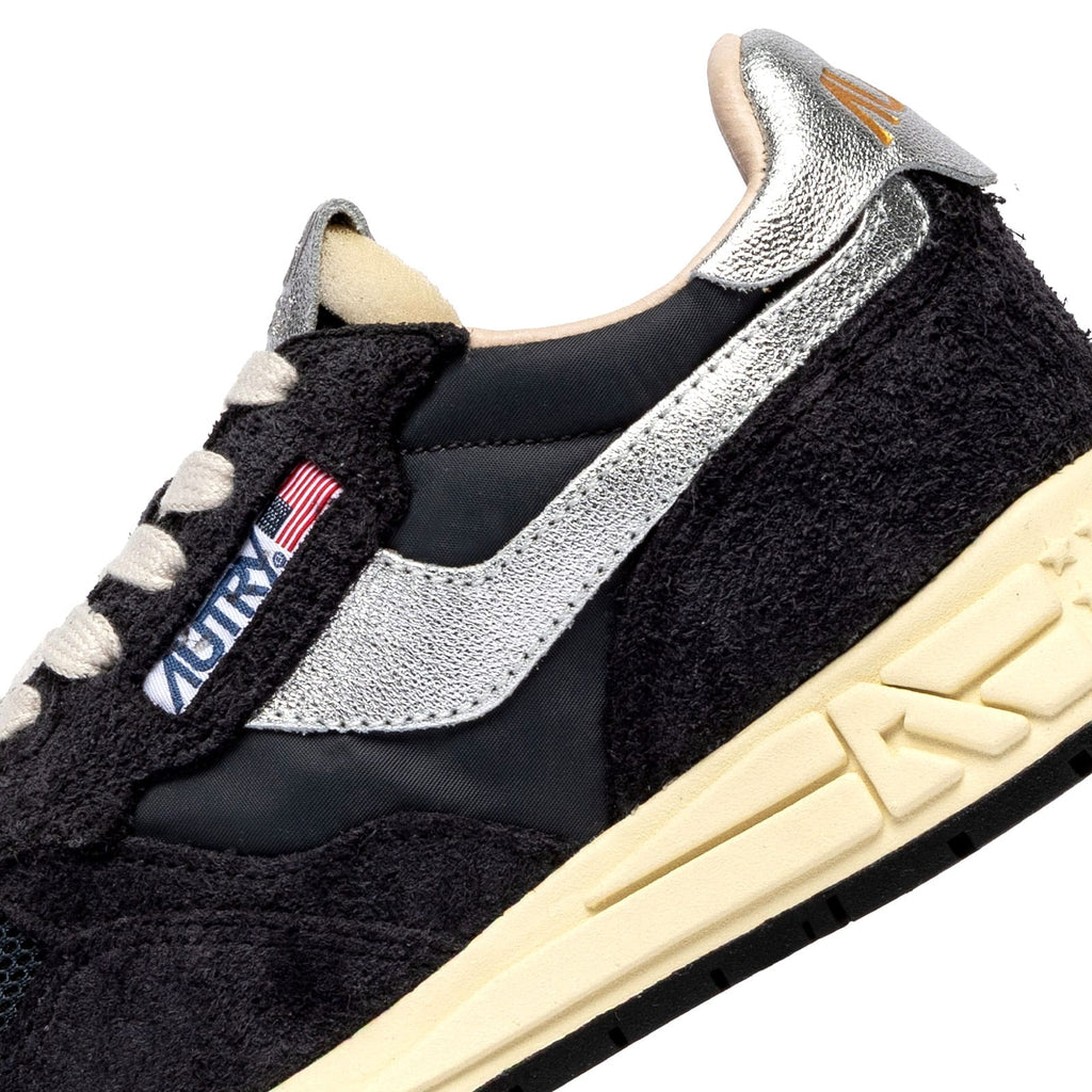 baskets autry femmes noires et argentées vues de près