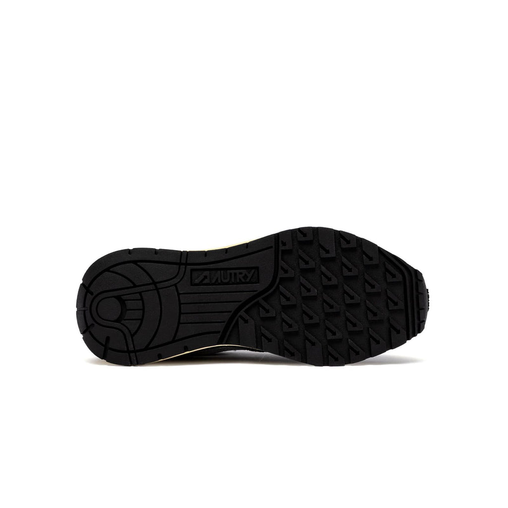 baskets autry femmes noires et argentées vues de la semelle