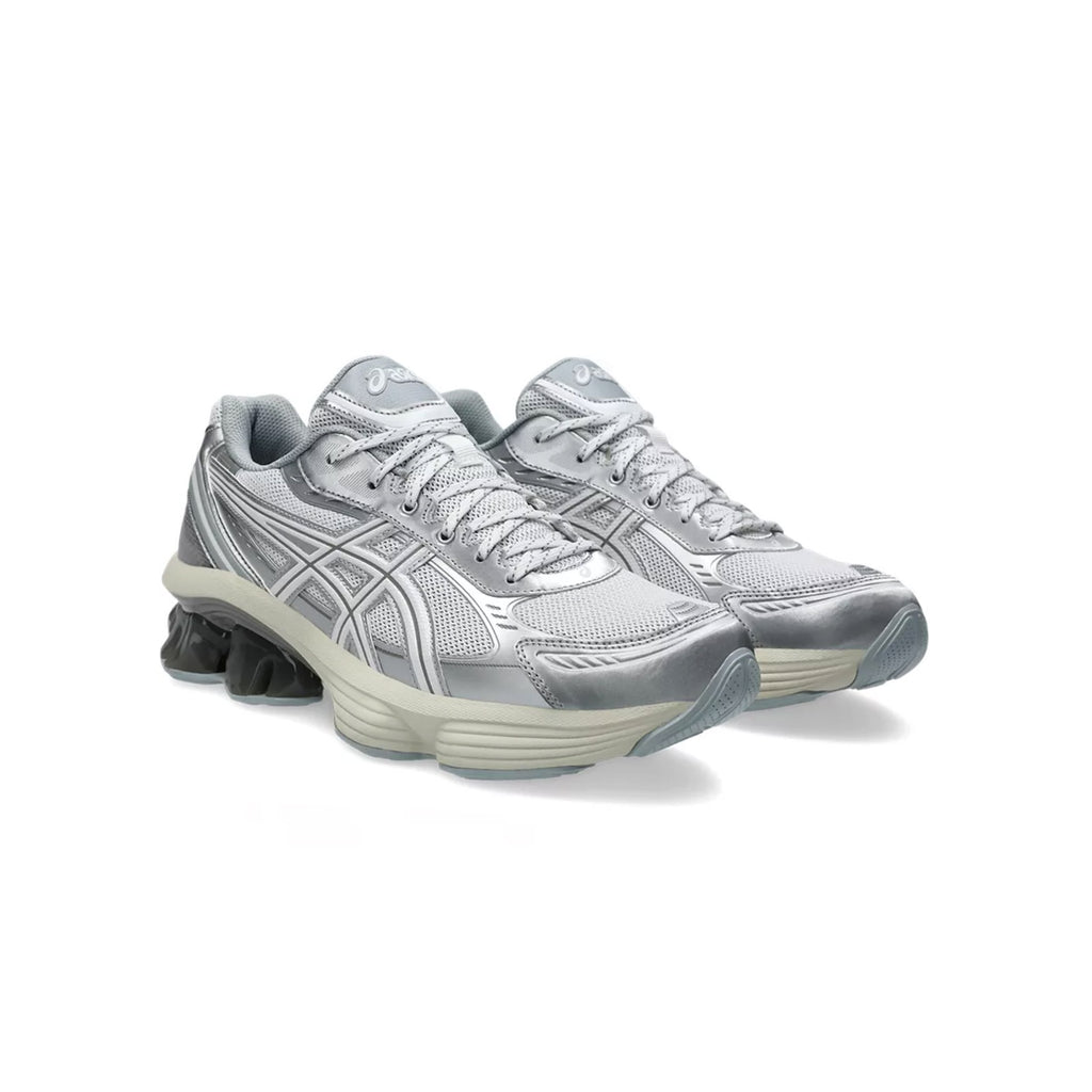 Three-quarter front view of ASICS GEL-KINETIC FLUENT silver sneaker