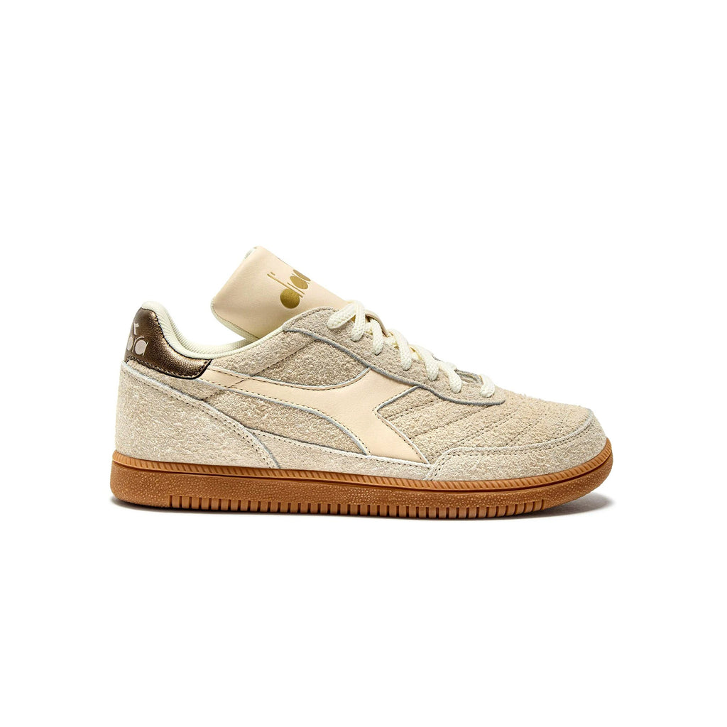 Side view of Diadora Gold Indoor Hairy in Beige Bleached – retro lifestyle sneakers with hairy suede upper