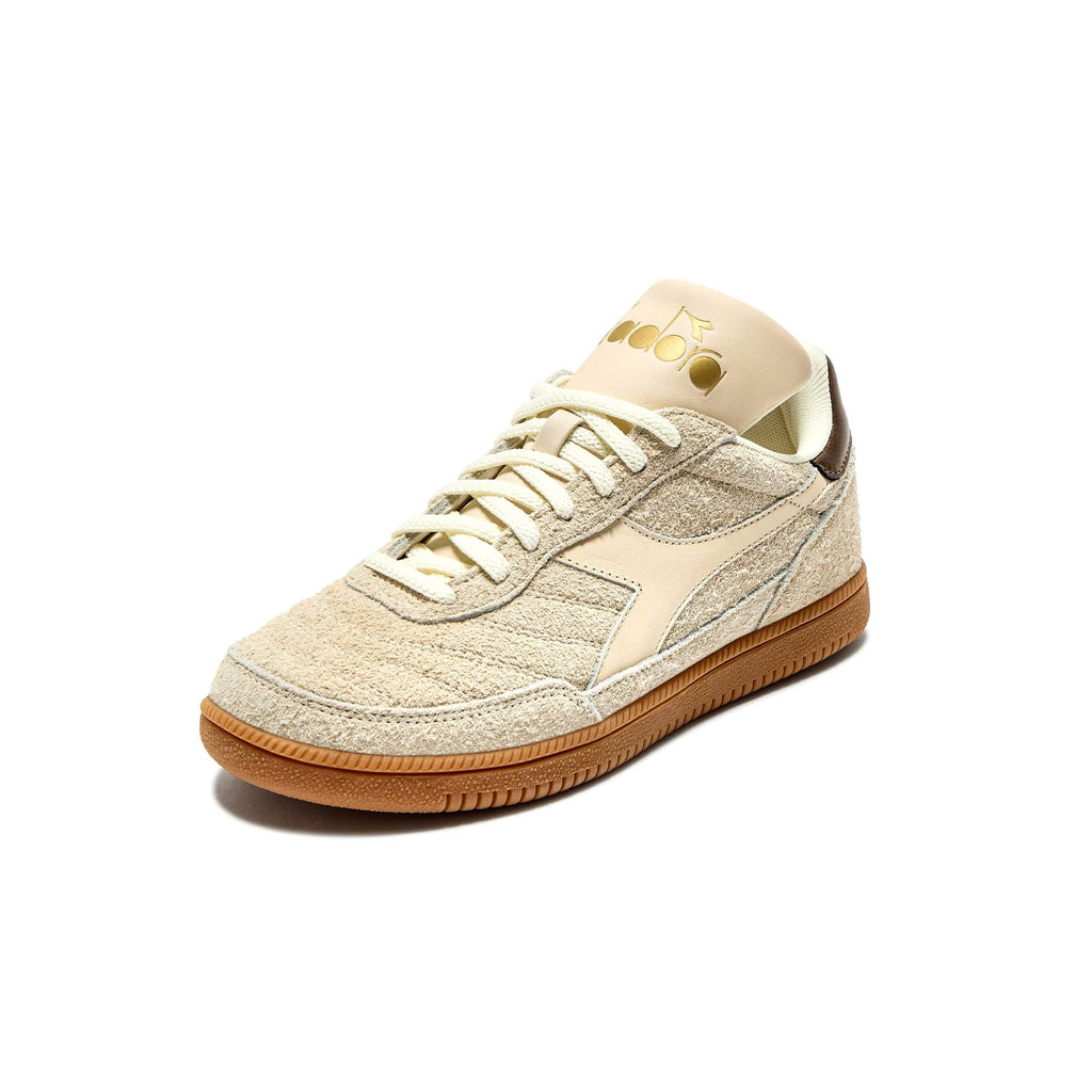Three-quarter view of Diadora Gold Indoor Hairy – Beige Bleached lifestyle sneakers with textured suede upper