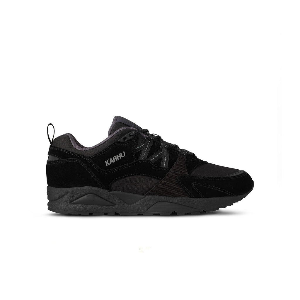 baskets karhu fusion toutes noires vues de profil 