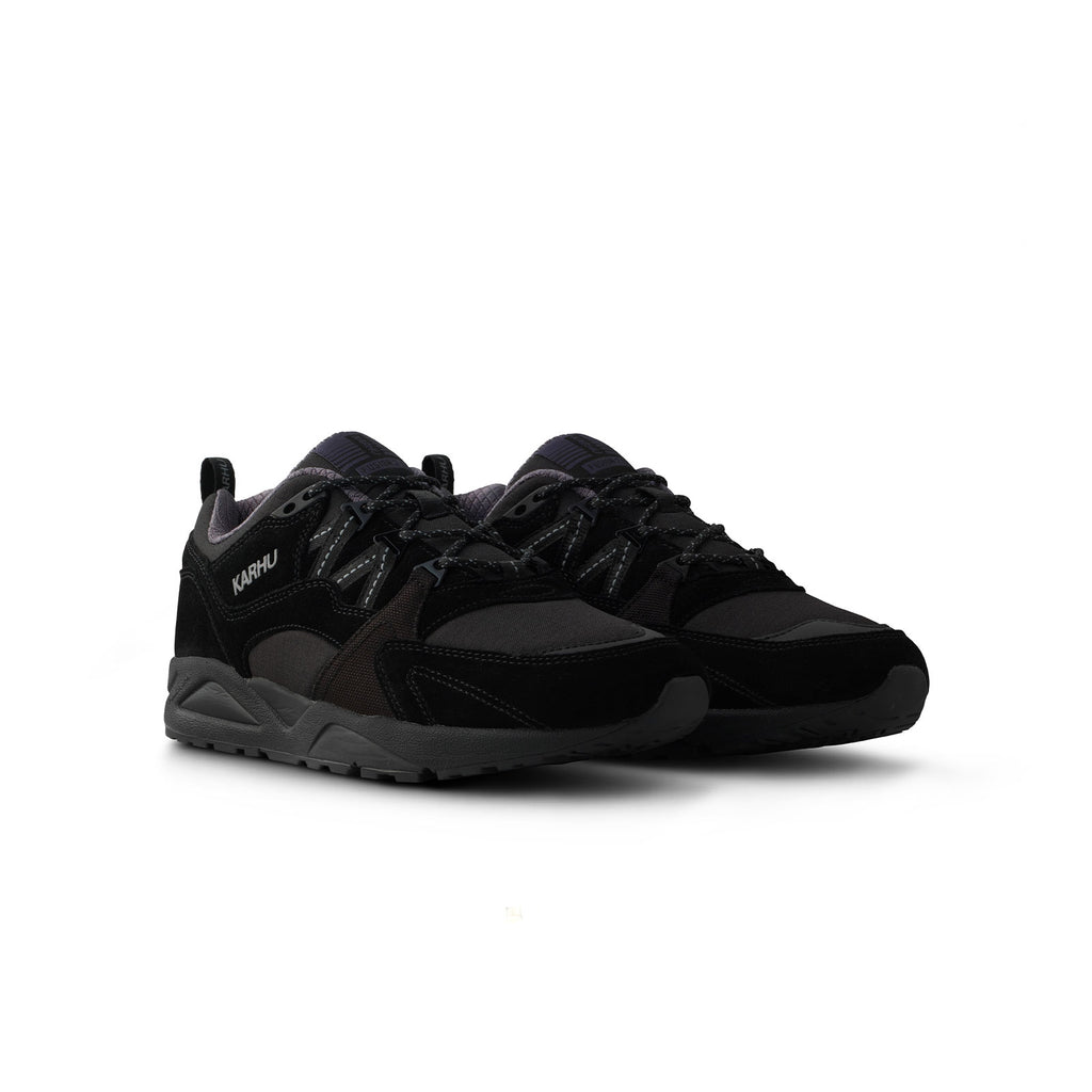 baskets karhu fusion toutes noires vues de trois quarts