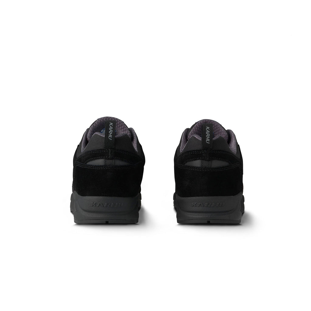baskets karhu fusion toutes noires vues de l'arrière