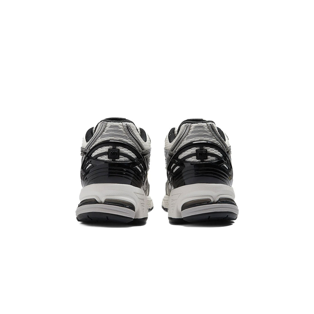 sneakers new balance 1906 argent silver vue de dos