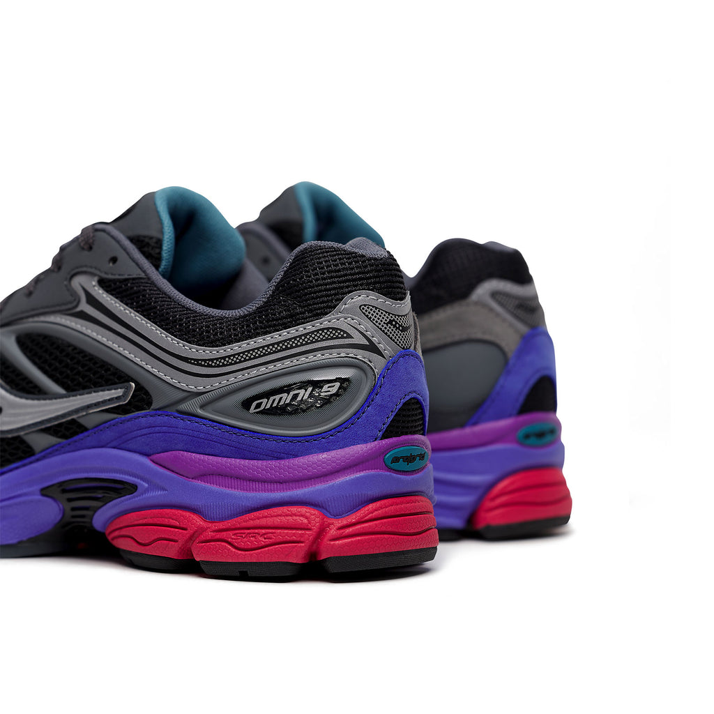 sneakers saucony progrid omni 9 noires et multicolores pour femmes et hommes vues de détail de l'arrière