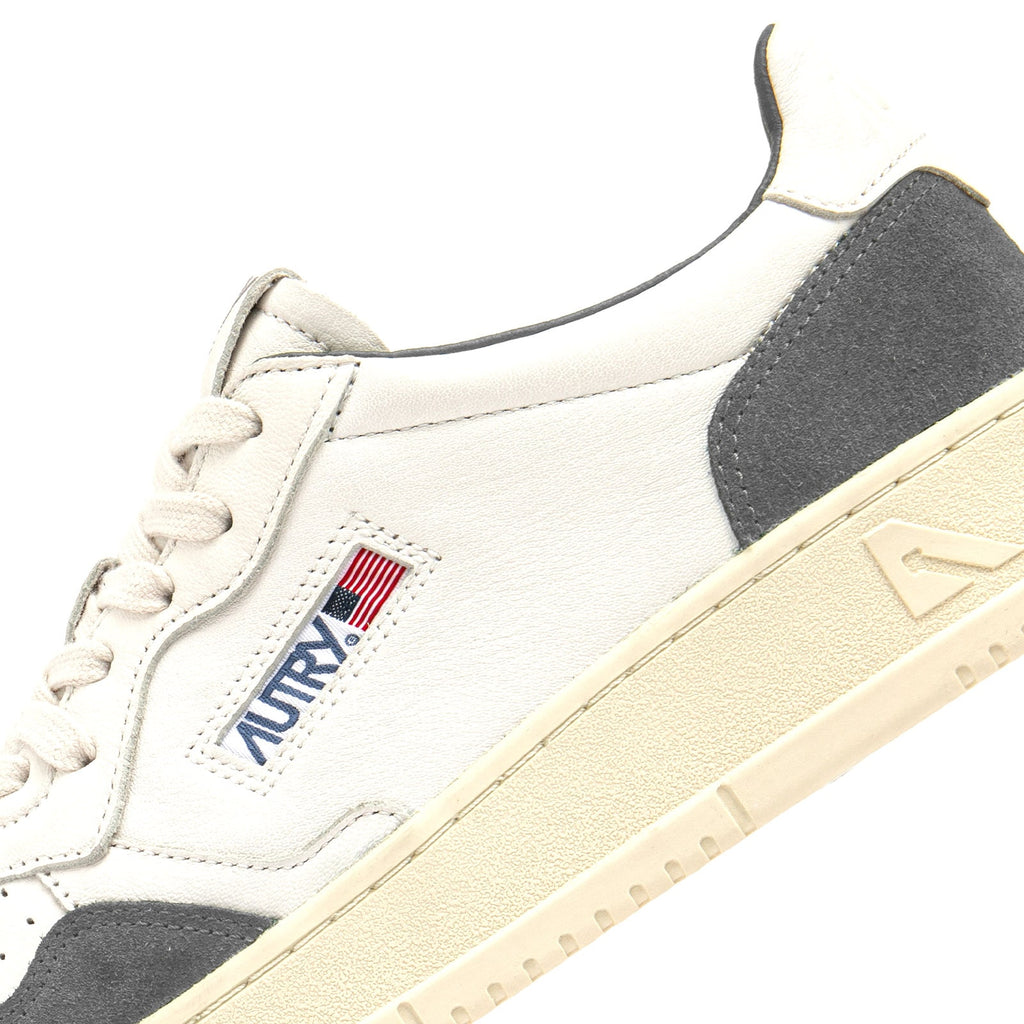 baskets autry daim gris et cuir pour hommes vue de détails