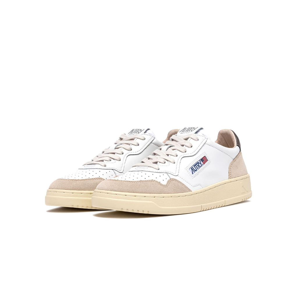 baskets autry blanches et vertes vue de trois quarts