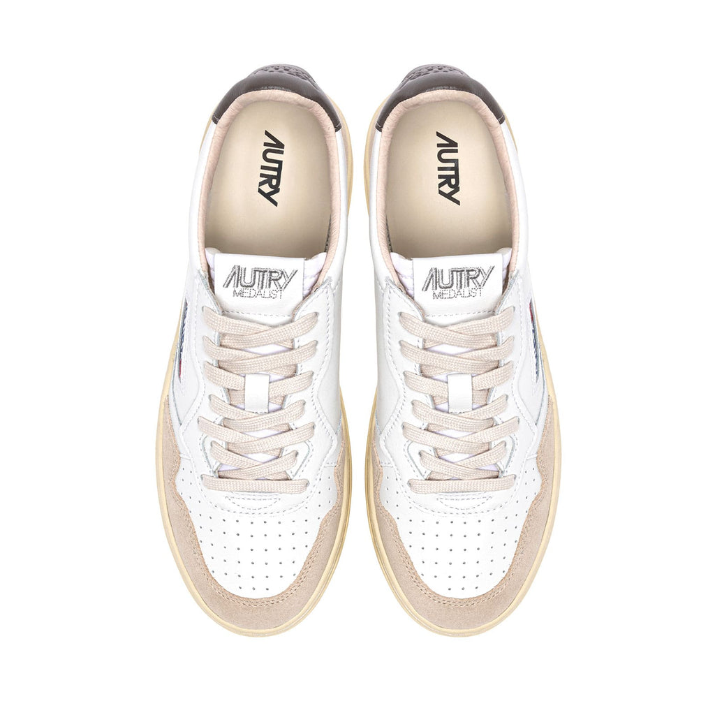 baskets autry blanches et vertes vue du haut