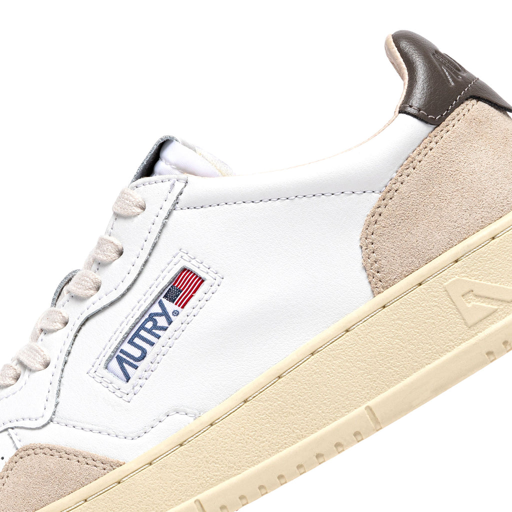 baskets autry blanches et vertes vue de détails