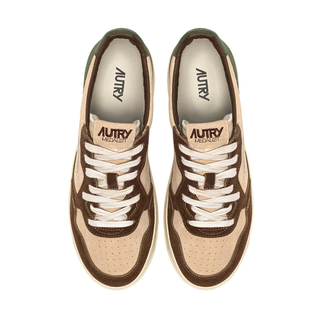 baskets autry en suede brunes et beige hommes vue du haut